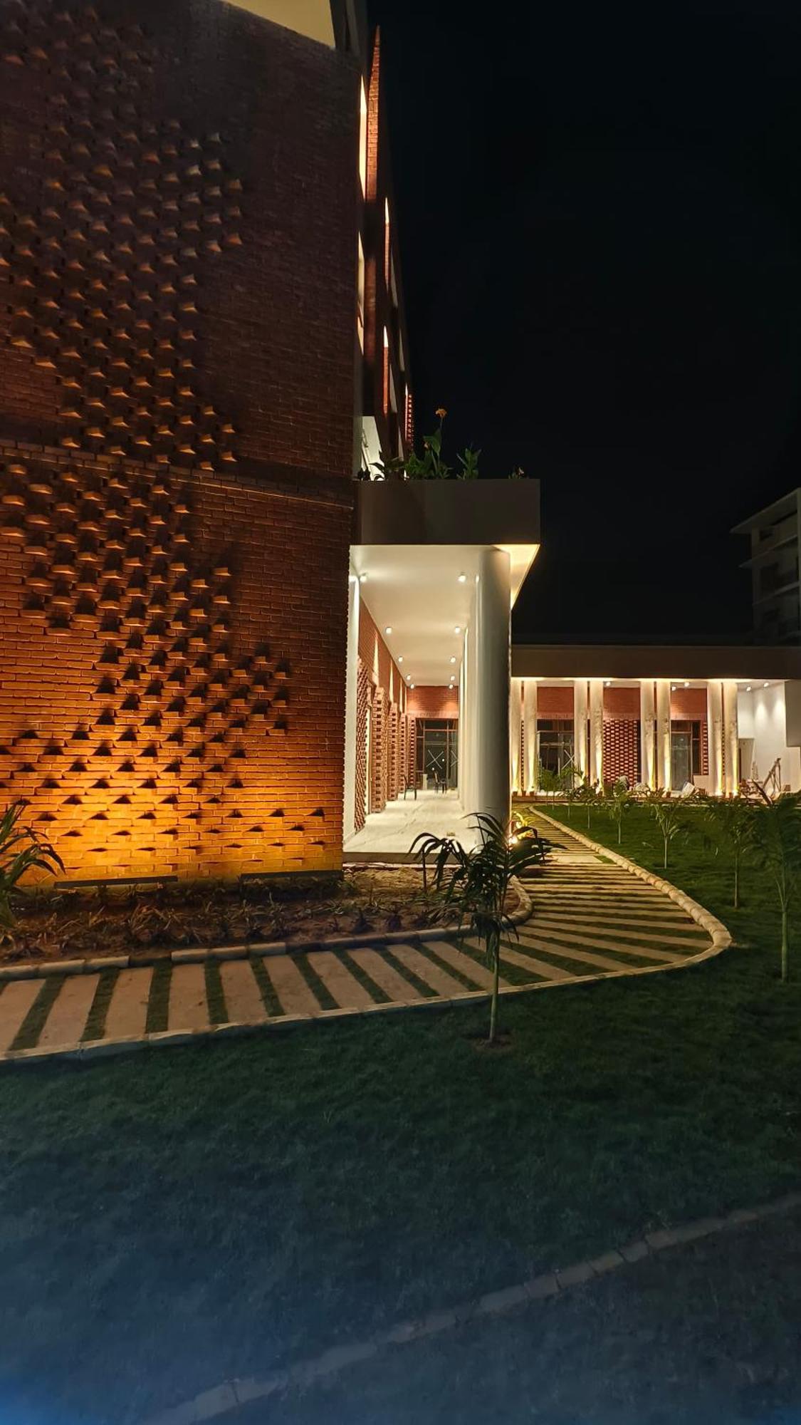 The Pearl Club Resort Шанті-Найктен Екстер'єр фото